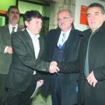 El socialista Samuel Folgueral, estrecha la mano del independiente Ismael Álvarez, tras registrar la moción