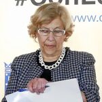 La alcaldesa de la capital, Manuela Carmena, ayer, durante la presentación de una campaña solidaria de apoyo a los refugiados