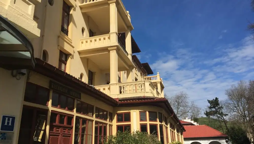 Imagen de la fachada del balneario de Liérganes