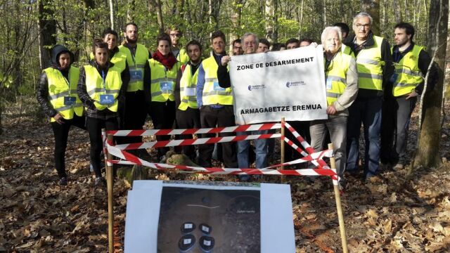 Fotografía facilitada por el Comité Internacional de Verificación (CIV), de la localización de uno de los ocho depósitos de armas que ETA entregó a la policía francesa