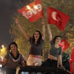 Partidarios de Tayyip Erdogan celebran el triunfo del sí en Estambul.