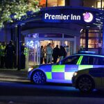 Oficiales armados patrullan cerca del Manchester Arena