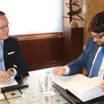 El Fiscal Díaz Manzanera hizo entrega ayer al presidente López Miras la Memoria Anual de la Fiscalía