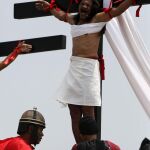El penitente Ruben Enajes grita de dolor al ser clavado en una cruz por 30 año consecutivo durante la reconstrucción de la crucifixión de Jesucristo en San Fernando (Filipinas)