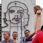 Unos trabajadores llevan la escultura de un Cristo a la Plaza de la Revolución, en La Habana, donde se celebrará un acto en la visita del Papa