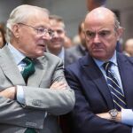 El ministro de Economía, Luis De Guindos(d), conversa con el presidente de Unicaja Banco, Manuel Azuaga(i), hoy en Málaga.