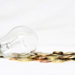 El recibo de la luz baja casi un 4% en abril y se abarata por cuarto mes consecutivo
