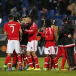 Los jugadores del Benfica celebran la victoria conseguida ante el Zenit en el partido de vuelta de los octavos de final de la Liga de Campeones