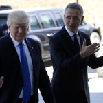 El secretario general de la OTAN, Jens Stoltenberg, junto al presidente de Estados Unidos, Donald Trump, durante la cumbre de l OTAN en Bruselas.