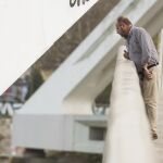 Antonio del Castillo observa las labores de búsqueda desde el puente de la Barqueta