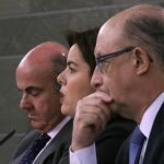La vicepresidenta del Gobierno, Soraya Sáenz de Santamaría, acompañada por los ministros de Economía y Competitividad y de Hacienda, Luis de Guindos (i) y Cristóbal Montoro, respectivamente, durante la rueda de prensa posterior al Consejo de Ministros