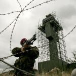 Un soldado británico junto a la torre de vigilancia del Ejército británico "Golf One Zero"en South Armagh