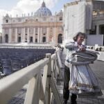 Una trabajadora prepara los retoques finales para la última audiencia general que el Papa Benedicto XVI ofrecerá hoy en la plaza de San Pedro del Vaticano
