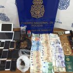 En los registros se han incautado más de tres mil euros, billetes de avión, joyas, material informático y efectos de vudú.