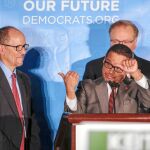 El candidato a liderar el Partido Demócrata, Keith Ellison, señala al vencedor, Tom Perez, que fue proclamado presidente de la formación, ayer, en Atlanta