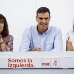 El secretario general del PSOE, Pedro Sánchez (c), junto a la presidenta del partido, Cristina Narbona (i), y la vicesecretaria, Adriana Lastra (d), durante la reunión de la Comisión Ejecutiva Federal .
