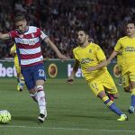 El jugador del Granada Rochina (i) se dispone a chutar para marcar el primer gol ante Las Palmas