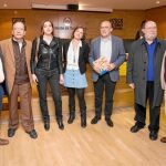 Los autores del libro, Ramón García y Susana Saura, junto al presidente de la Diputación de Valladolid, Jesús Julo Carnero, el etnógrafo Joaquín Díaz, y el director de la Villa del LIbro de Urueña, Pedro Mencía, entre otros