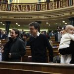 El líder de Podemos, Pablo Iglesias (2-i), junto a los diputados de su partido Íñigo Errejón y Carolina Bescansa, con su bebé en los brazos.