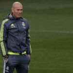 El entrenador del Real Madrid, Zinedine Zidane, durante el entrenamiento del equipo esta mañana en Valdebebas.