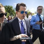 El nuevo director de comunicación de la Casa Blanca, Anthony Scaramucci (c), atiende a los periodistas