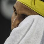 El tenista español Rafael Nadal se seca el rostro antes de un servicio ante su compatriota Nicolás Almagro