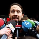 El líder de Podemos, Pablo Iglesias, atiende a los medios de comunicación a su llegada al Consejo Ciudadanos de la formación, que se reúne hoy en Madrid.