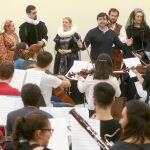 Imagen de uno de los ensayos previos al estreno de «El Coloquio de los Genios». Dirigiendo, el director de la Joven Orquesta de Castilla y León y artífice de la iniciativa, Ernesto Monsalve