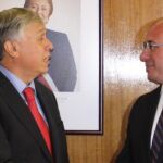 A la izquierda, el Ministro de Agricultura de Chile, Carlos Furche, junto al presidente de la Región, Pedro Antonio Sánchez