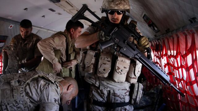 Varios miembros de la Fuerza de Protección del avión T-21 de la Fuerza Aérea Española se prepara para el aterrizaje en Mogadiscio