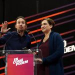 El candidato de Podemos a la Presidencia del Gobierno, Pablo Iglesias (i), junto a la alcaldesa de Barcelona, Ada Colau (d), durante el acto central de campaña de En Comú Podem, de cara a las elecciones generales del próximo 20 de diciembre.