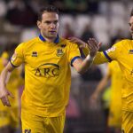 El delantero del Alcorcón David Rodríguez Sánchez (i) celebra el gol que ha marcado, ante el Córdoba en el estadio El Arcángel.