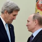 John Kerry y Vladimir Putin al comienxo de la reunión en el Kremlin