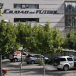 Una patrulla de la UCO, en el aparcamiento de la Federación Española de Fútbol en Las Rozas