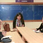 Teresa Rodríguez, en el centro, junto a otros miembros de Podemos en la sede sevillana