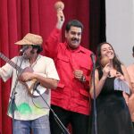 Al ritmo de las maracas, Nicolás Maduro participa en un acto público, ayer, en Caracas
