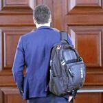 Pedro Sánchez, ayer, en el Congreso tras reunirse con su equipo para certificar que el tripartito es imposible