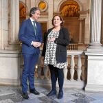 El ministro de la Serna, ayer, junto a la alcaldesa Colau en el Ayuntamiento de Barcelona. A la izquierda, la futura estación ferroviaria de la Sagrera
