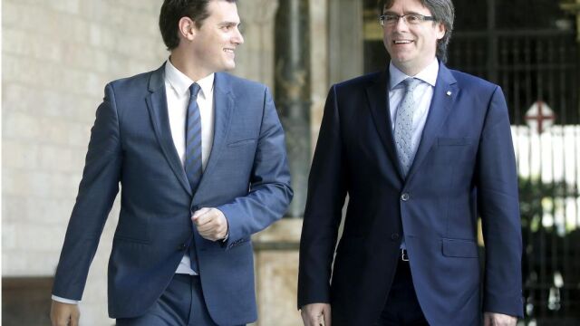 El presidente catalán, Carles Puigdemont (d), al inicio de la reunión con el líder de Ciudadanos, Albert Rivera (i)