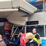 El autobús golpeó diversos coches y una farola antes de estrellarse contra el supermercado.
