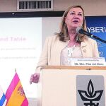 La consejera de Hacienda, Pilar del Olmo, presenta en la Cyberweek de Israel el sello de ciberseguridad.