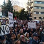 Concentración ayer para reclamar la dimisión de la gerente del Complejo Hospitalario de Granada