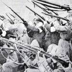 Revolucionarios armados con rifles, durante los días de la Revolución de Octubre