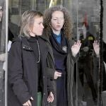 En la imagen, Ester Quintana junto a su abogada, Laia Serra