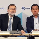 Mariano Rajoy junto al coordinador general, Fernando Martínez Maíllo, ayer / Efe