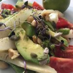 Ensalada desordenada de aguacate, garbanzos, pera y pipas
