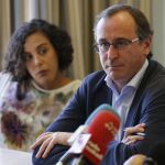 Los dirigentes políticos Nagua Alba (Podemos) y Alfonso Alonso (PP), durante la segunda jornada del curso de verano en San Lorenzo de El Escorial