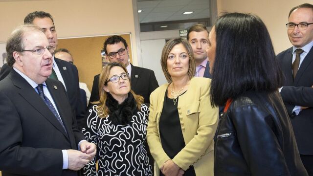 Herrera visita la nueva sede del Consejode la DO Vino de Toro, junto a Milagros Marcos y Mayte Martín, entre otros