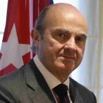 El ministro de Economía en funciones, Luis de Guindos (i), hoy, en la sede del Congreso, en Madrid.