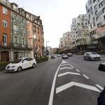 Un cámara graba el edificio de la calle Independencia de Oviedo en la que un hombre de 30 años y nacionalidad cubana ha fallecido hoy.